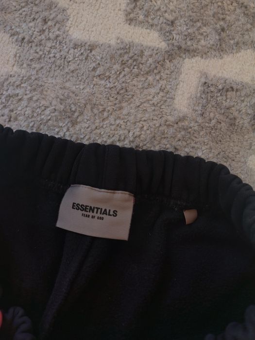 vând pantaloni essentials
