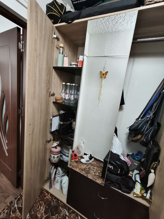 Vând dulap cu 3 uși și 2 sertare