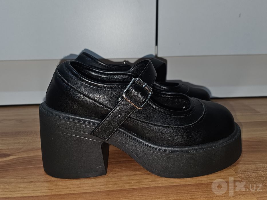 Чёрные туфли с толстым каблуком