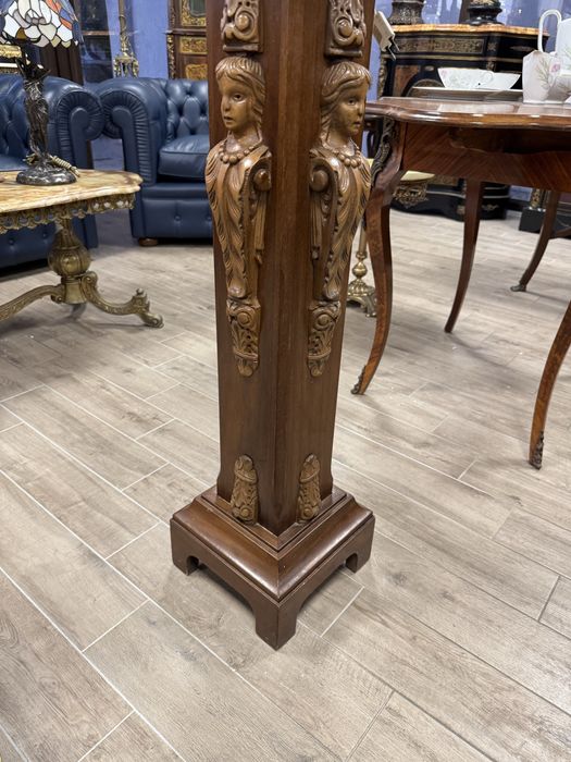 Piedestal din lemn cu sculpturi