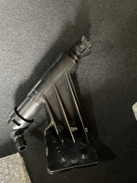 Форсунка омывателя фар правая