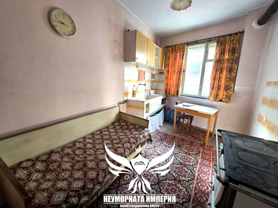Продавам двуетажна къща 146РЗП и малък двор с площ от 173кв.м. в град Асеновград широк център