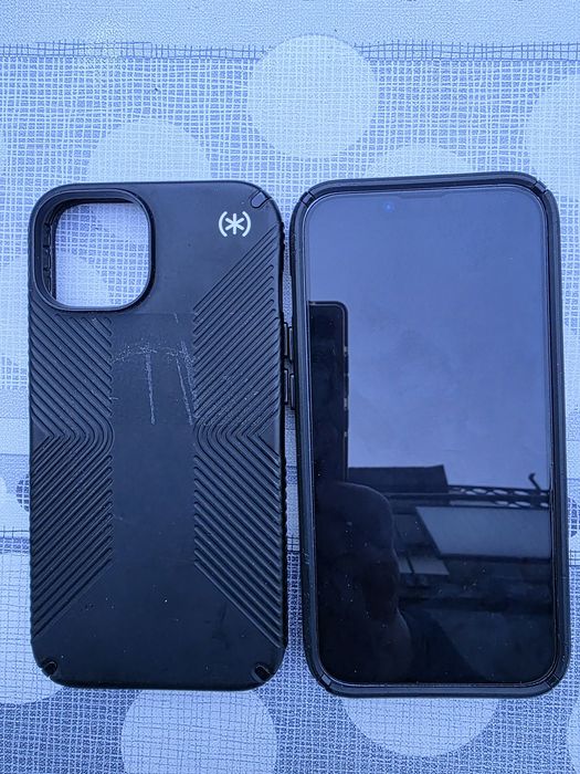 Продавам iPhone 14 с два калъфа SPECK  MAG SAFE