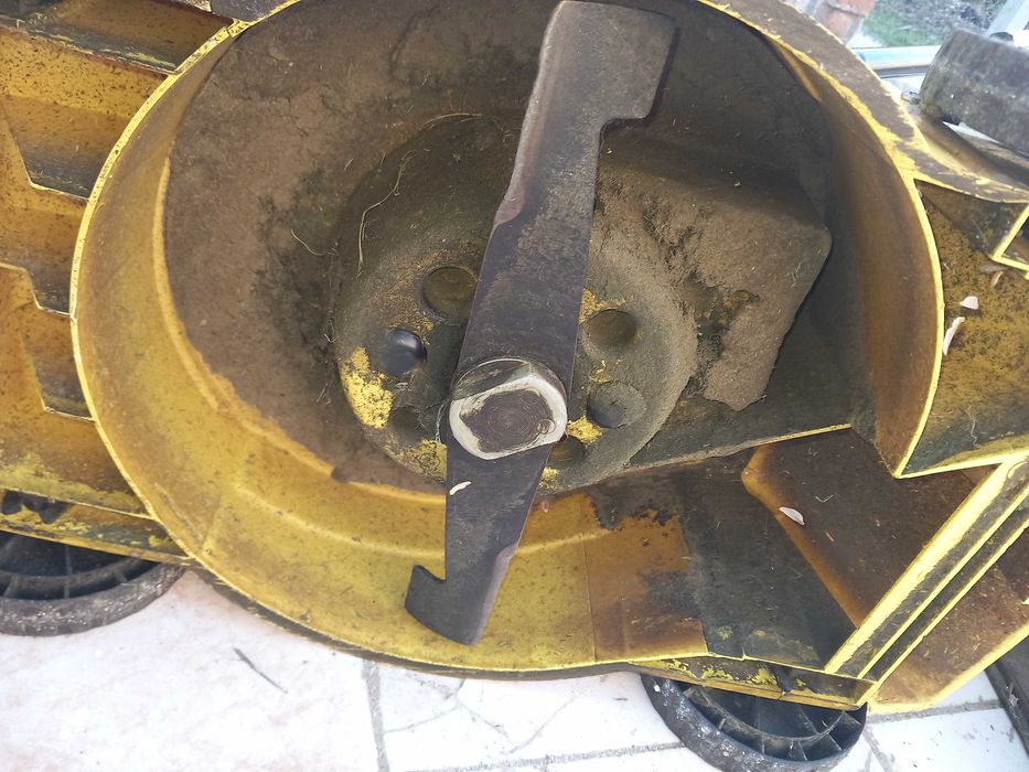 mașină tuns gazon electrică