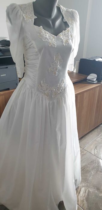 СВАТБЕНА РОКЛЯ, Бяла с модерен буфан ръкав и финна бродерия.