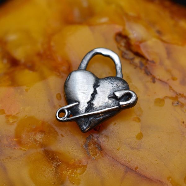 Сребърен медальон 925 „Разбито сърце“ – талисман на изцелението