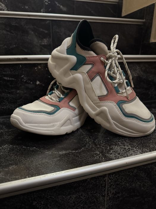 Bershka обувки.