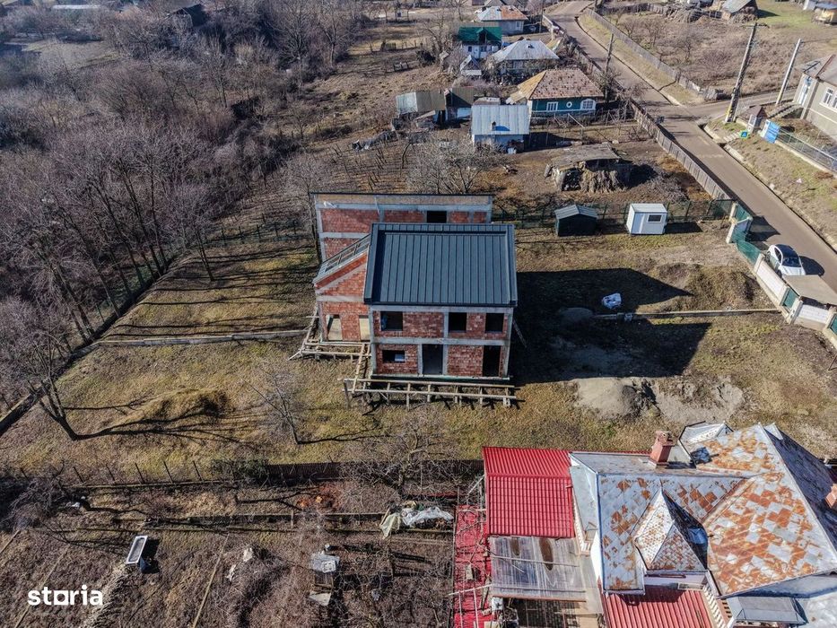 Casa la rosu cu autorizatie valabila in Hemeius - Fantanele