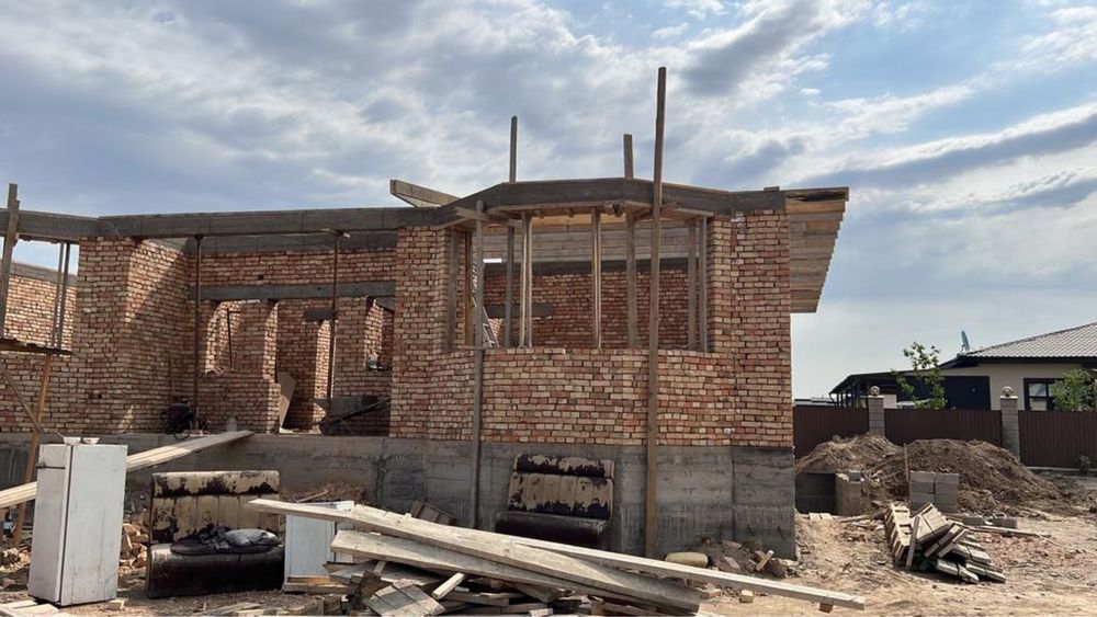 Красный жженый кирпич