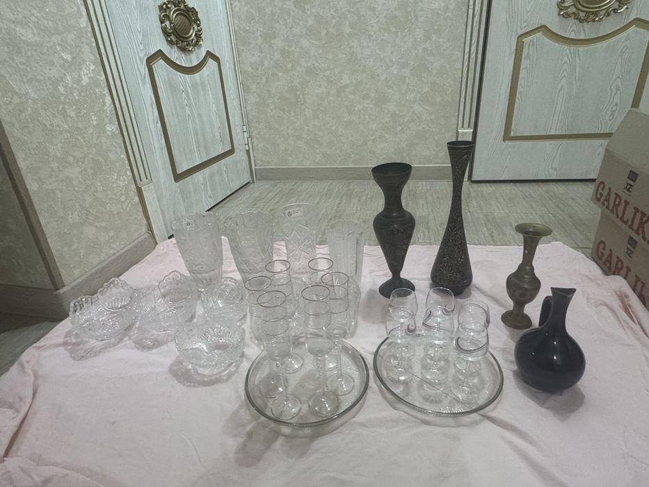 Продаются хрустальные вазы , фужеры и др.