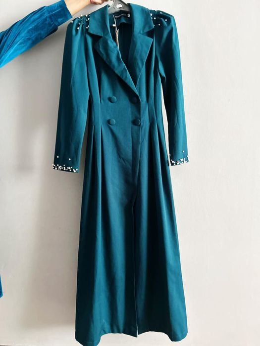 платья в зеленом цвете с стразами