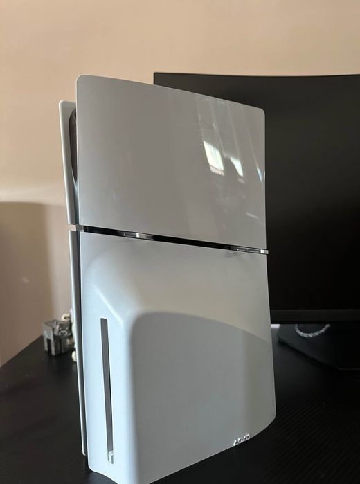 PS5 1TB cu disc + 2 controllere