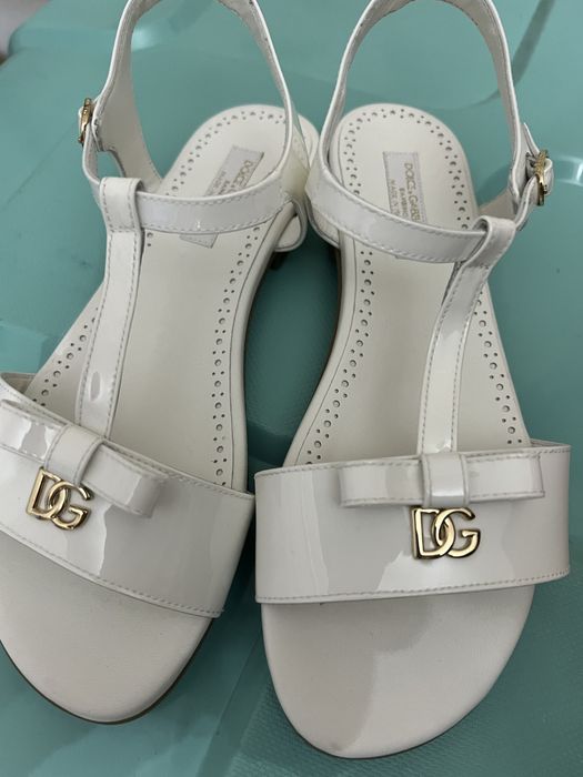 Обувь для девочки , новая .