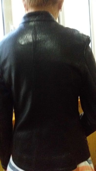 Продам   женскую  кожаную  куртку   почти  новая