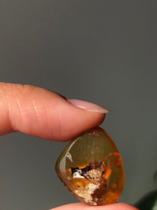 Бирмански кехлибари с включения