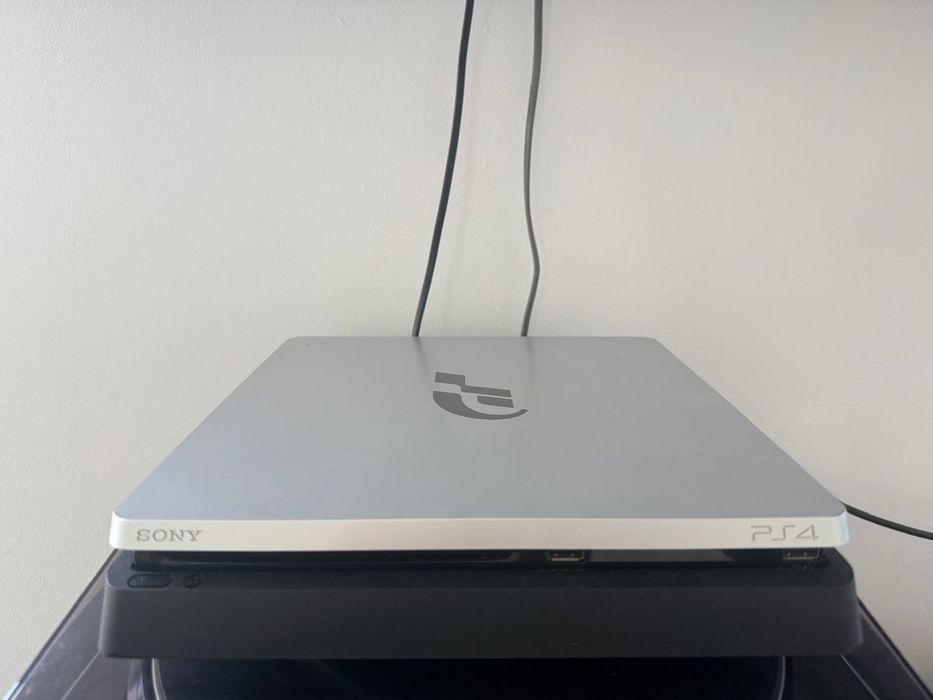 PlayStation 4 Gran Turismo slim