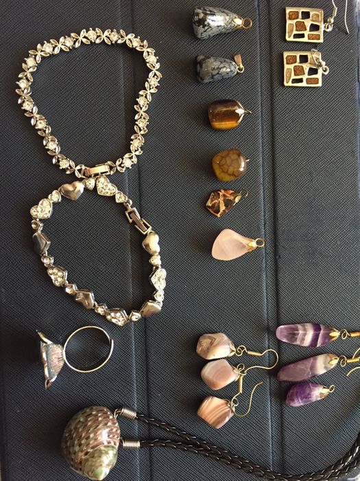 Висулки и обеци полускъп. камъни, гривни, пръстен