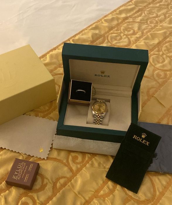 Продавам часовник дамски Rolex(не е носен,защото не ми харесва