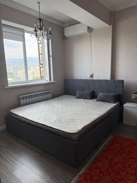 СРОЧНО! Кровать с матрацем, 2400х2000 прмерно.