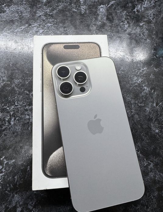 Iphone 15 pro natural titanum kar dak bor