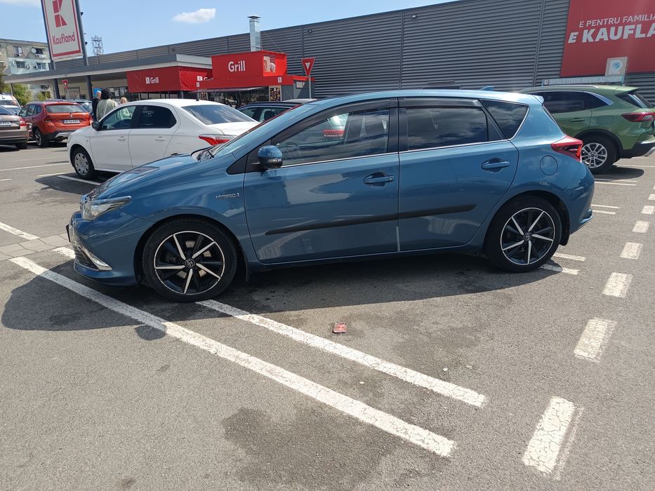Vând Toyota Auris Hybrid an fab 2016 primă înmatriculare în 2017  109 000 km unic proprietar