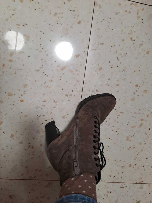 Vand ghete piele foarte comode