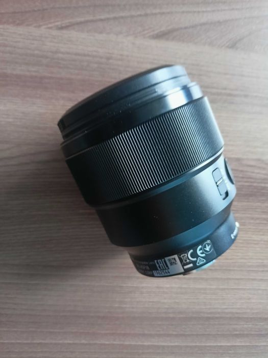 продам объектив Sony FE 85mm f/1.8