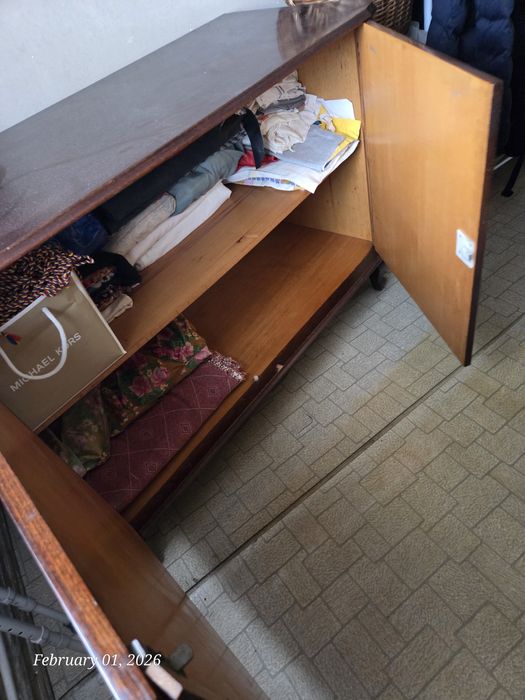 Donez comoda din lemn lăcuit