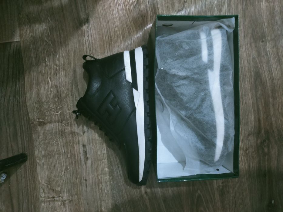 Продам зимние кроссовки новые