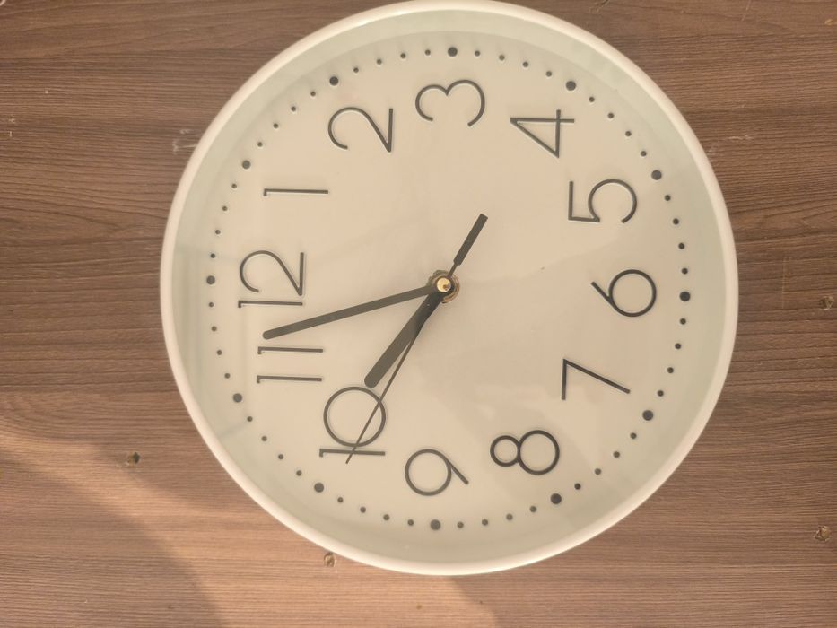 Часы белые пластикавые