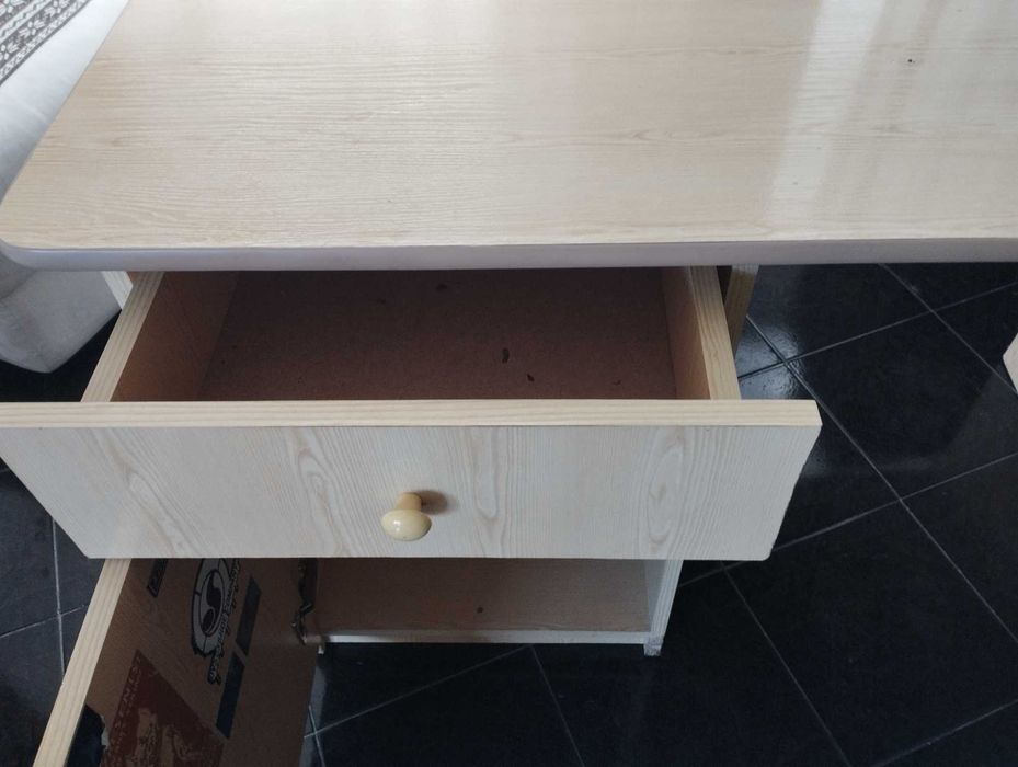 Продавам бюро ,много запазено