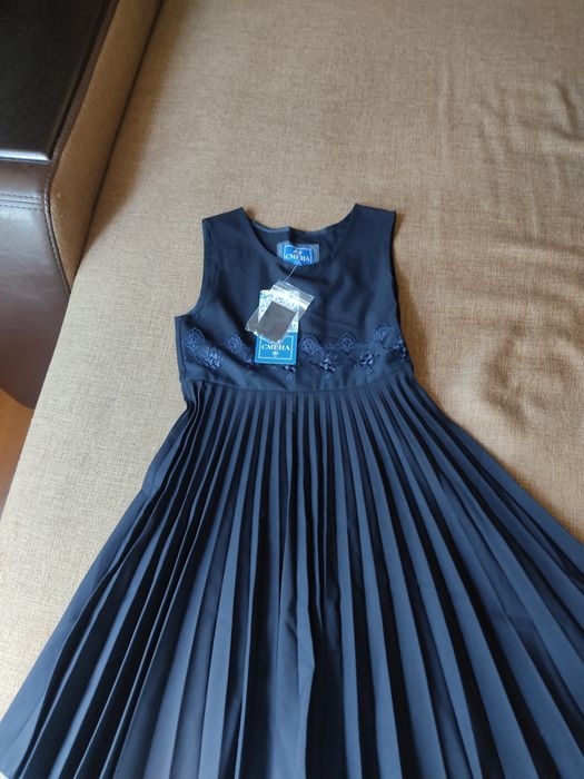 Новое.с этикеткой платье в школу