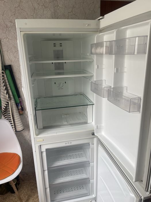 Холодильник ! Работает но не морозит !!!