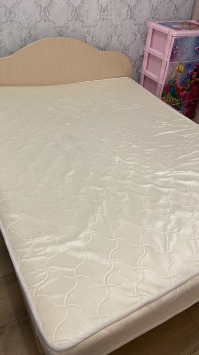Продам матрас б/у чистый,
