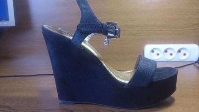 Босоножки на танкетке