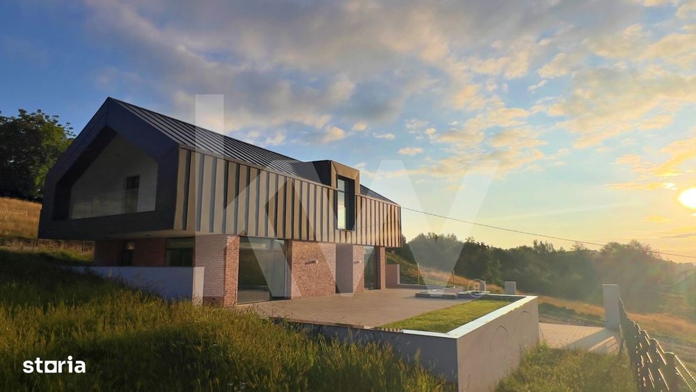 Casa arhitectura moderna cu panorama spre Muntii Fagaras si Cetatea Ci