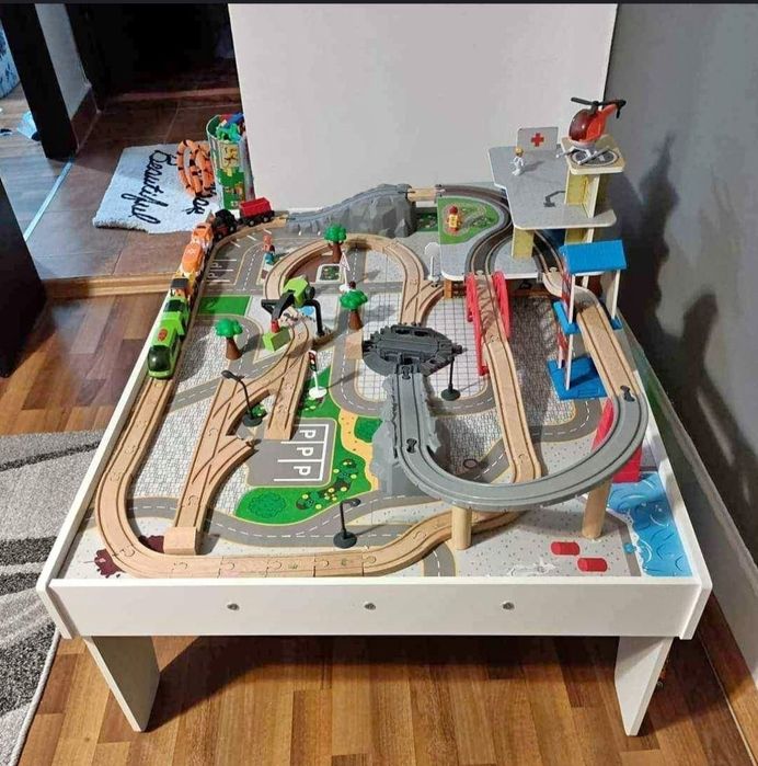 Trenulete si masinute pe sina de lemn + masa