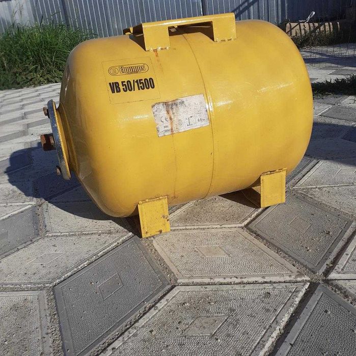 Vând bazin IBC 1000 litri si vas expansiune 50 litri (bazin hidrofor), în stare bună.