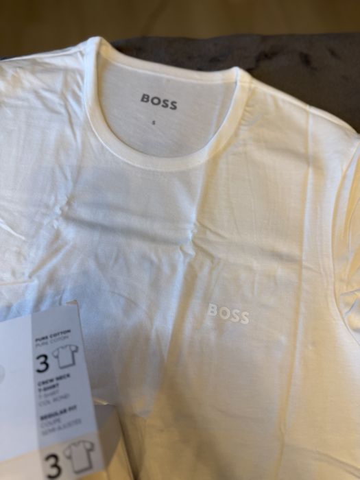 BOSS set 3 tricouri albe cu logo piept bumbac marimea S noi