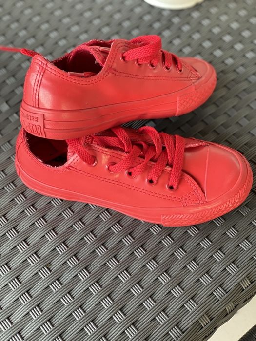 Продавам детски кецове Converse