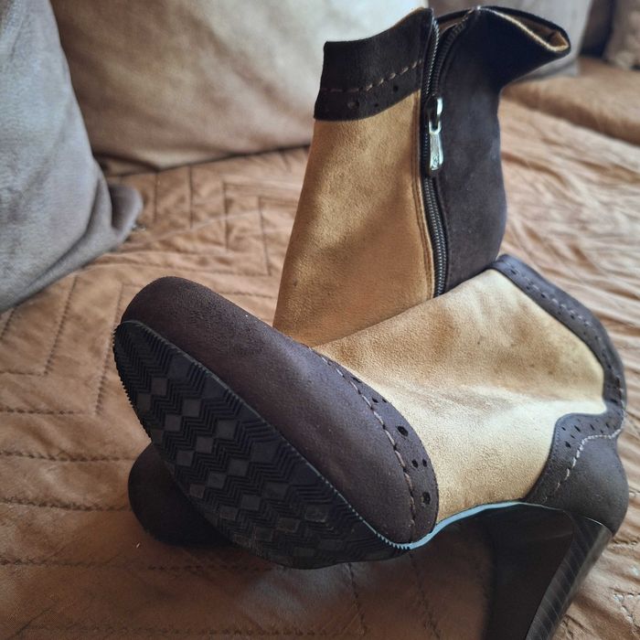 Дамски велурени боти с висок ток и скрита платформа.