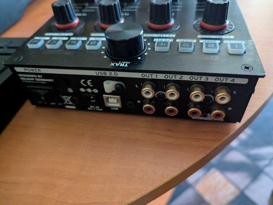Reloop Contour IE - Interfata audio 4 canale + Controller MIDI