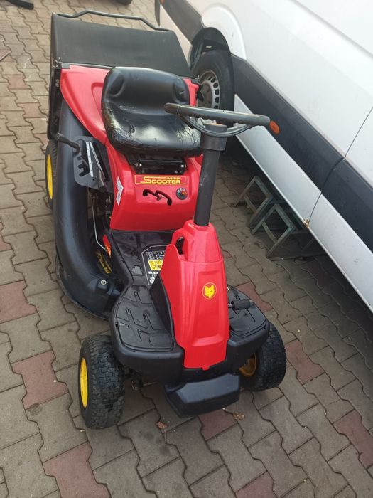 Tractoras cosit iarba wolf garden