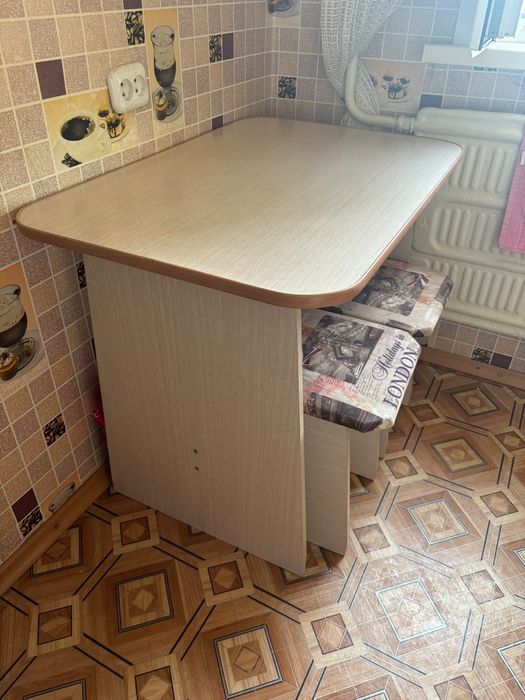 Продам кухонный стол табуретки