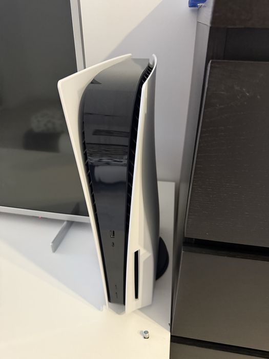 Ps5 disk cu 7 jocuri si 2 manete si incarcator la ele