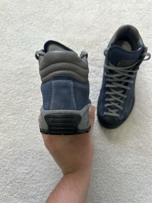 Aceasta este o pereche de pantofi Scarpa Mojito Mid GTX.