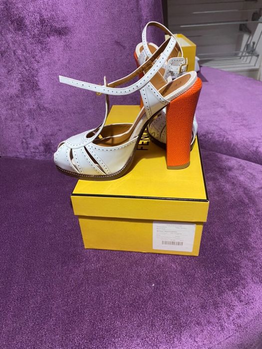 Продам босоножки Fendi
