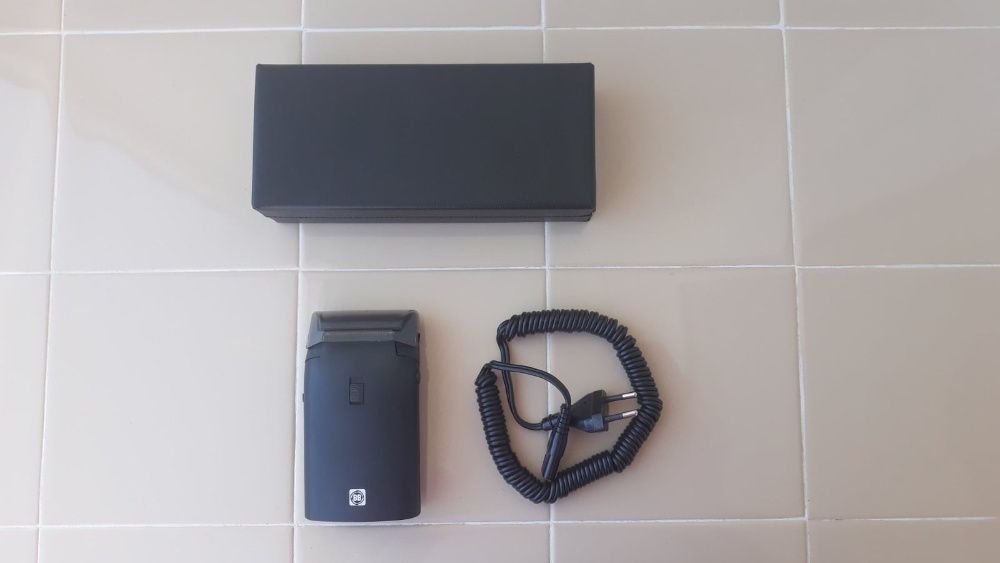 Електрическа самобръсначка от Германия с калъф , огледало и четчица