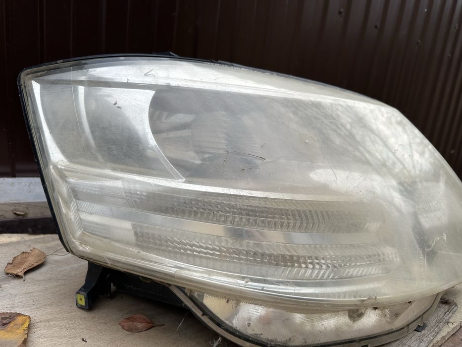 Фара на тойоту  альфард