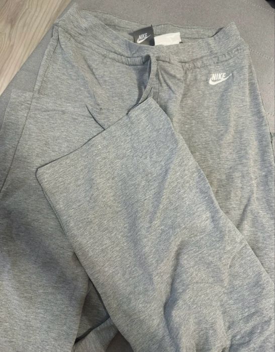 pantaloni gri nike